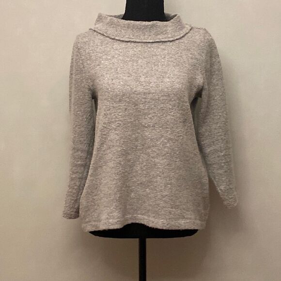Cozy and soft Ann Taylor LOFT gray sweater - Picture 1 of 4